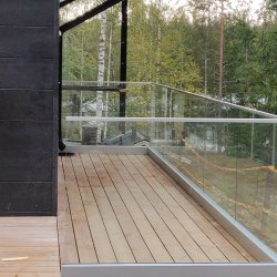 lasikaide terassilla