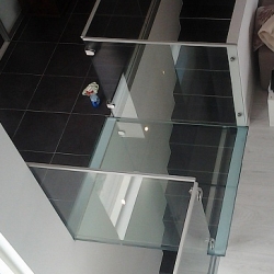 lasikaide ja pieni lattian osa lasista